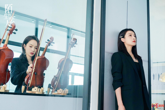 宋茜在《陌生的恋人》中一人分饰两角