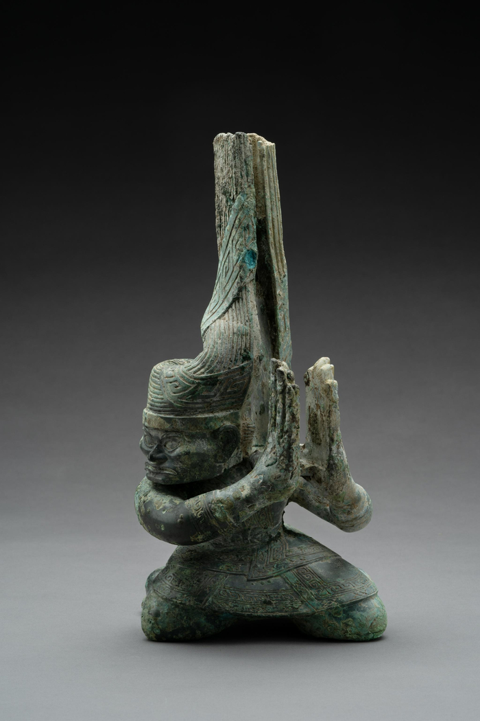 铜扭头跪坐人像。四川省文物考古研究院供图