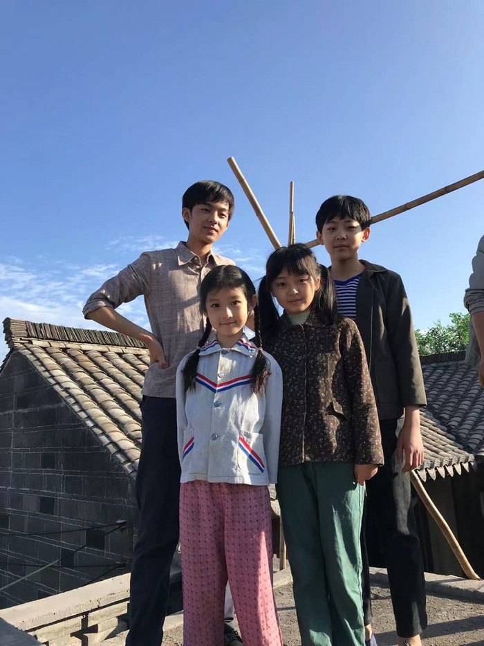 梁家桐（右一）塑造了和自己性格不同的二强。