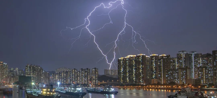 ©WMO图片/ChanKamWing|中国香港夜空的闪电