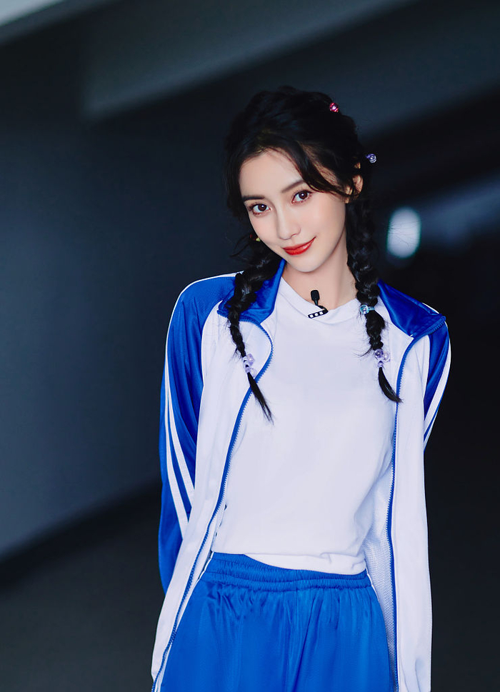 angelababy校服造型化身俏皮学妹 双麻花辫少女感十足__财经头条
