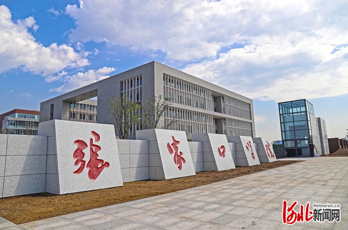 图为张家口学院新校区大门。毕瑞翔、董宣昊摄