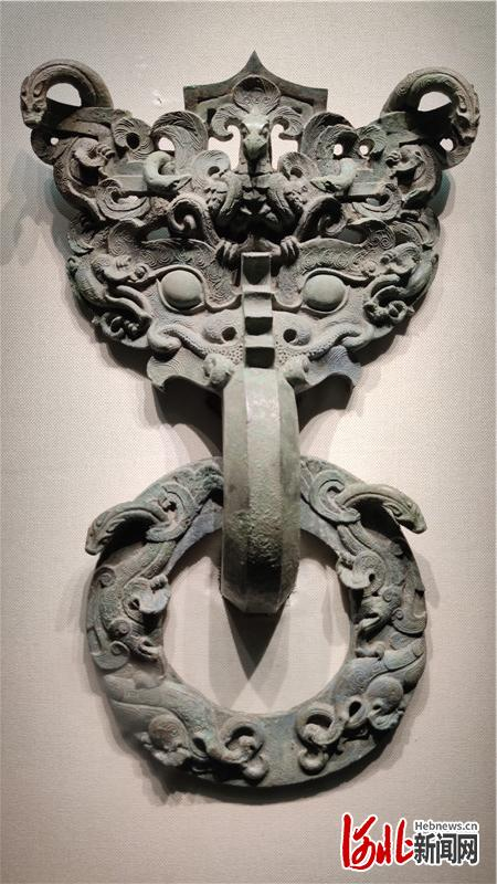 燕下都遗址出土的透雕龙凤纹铜铺首（河北博物院藏） 河北日报记者 曹铮 摄