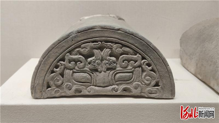 燕下都遗址出土的双龙饕餮纹半圆形瓦当（河北博物院藏）河北日报记者 曹铮 摄