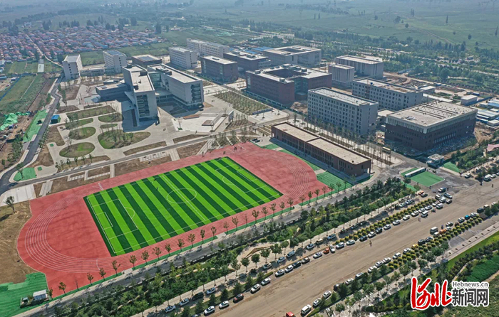 图为张家口学院新校区操场。毕瑞翔、董宣昊摄