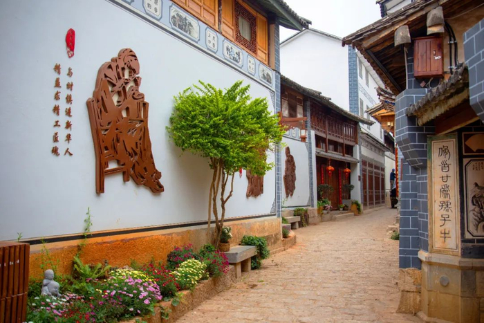 新华村墙体文化 云南省发展和改革委员会供图 唐忠伟 摄