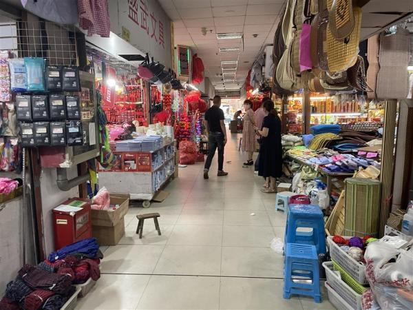 扬州曲江商品城内，绝大多数商户已恢复正常营业。于量 摄