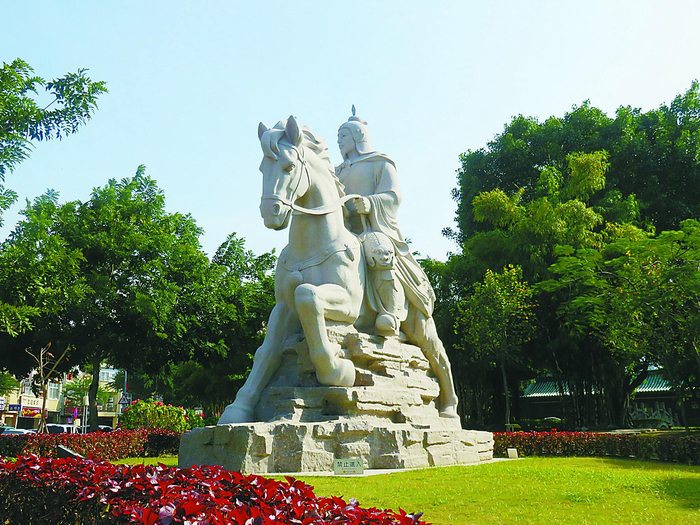 台南延平郡王祠外的延平王骑马像，代表了他在台湾信众心中的伟岸形象。资料图