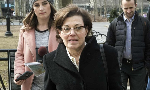 ·南希（中）抵达纽约布鲁克林联邦法院。