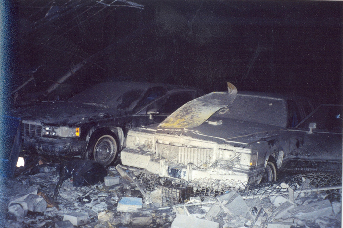 停在美国特勤局纽约办事处附近的装甲轿车，在911袭击中受损。图自美国特勤局