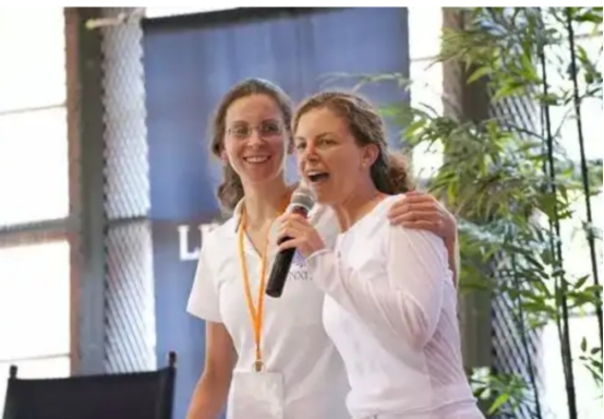  ·“Nxivm”活动中的布朗夫曼姐妹。