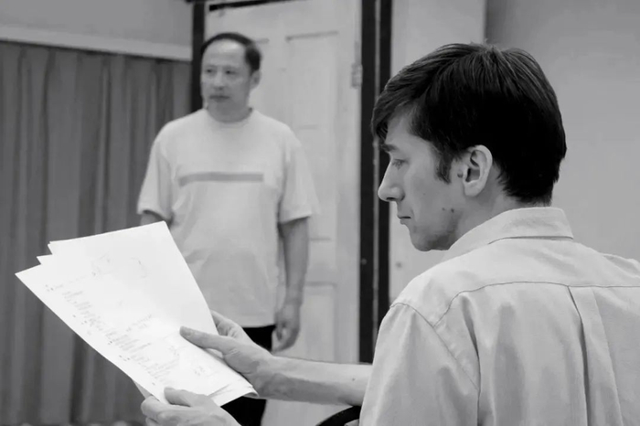 ▲ 卢逸凡和《黑鸟》剧组排练