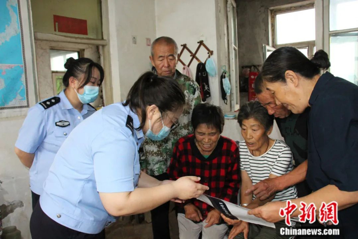 图为民警向张凤芹和张喜芹出示鉴定结果。张铁牛 摄