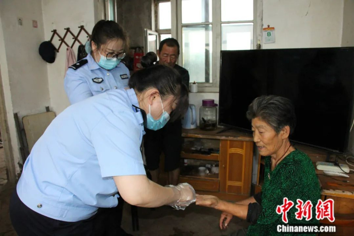 图为民警对张凤芹进行采血。张铁牛 摄