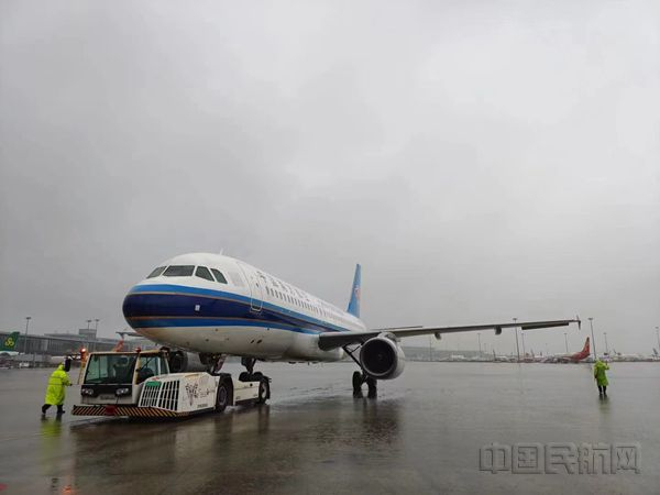 台风逼近上海，民航员工及时应对（南航上海分公司供图）