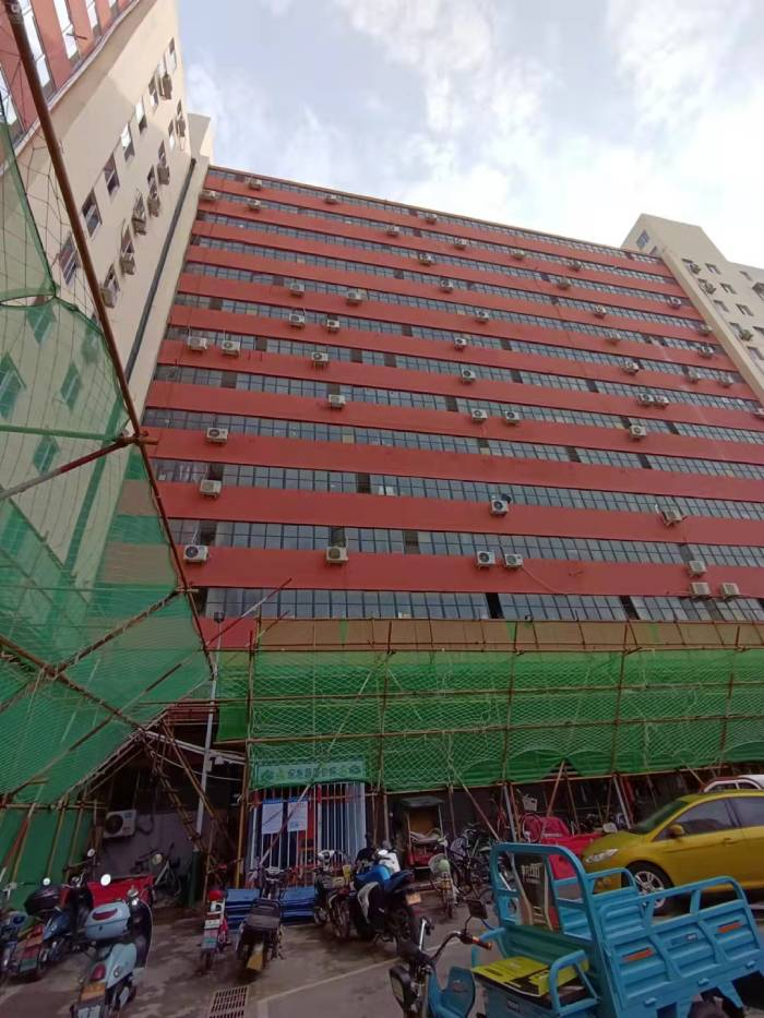 广院南街东院的一栋楼，仔细察看楼梯外墙有一些“裂纹”。 于丽丽 摄