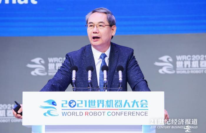 图1：新松机器人自动化股份公司总裁曲道奎发表演讲