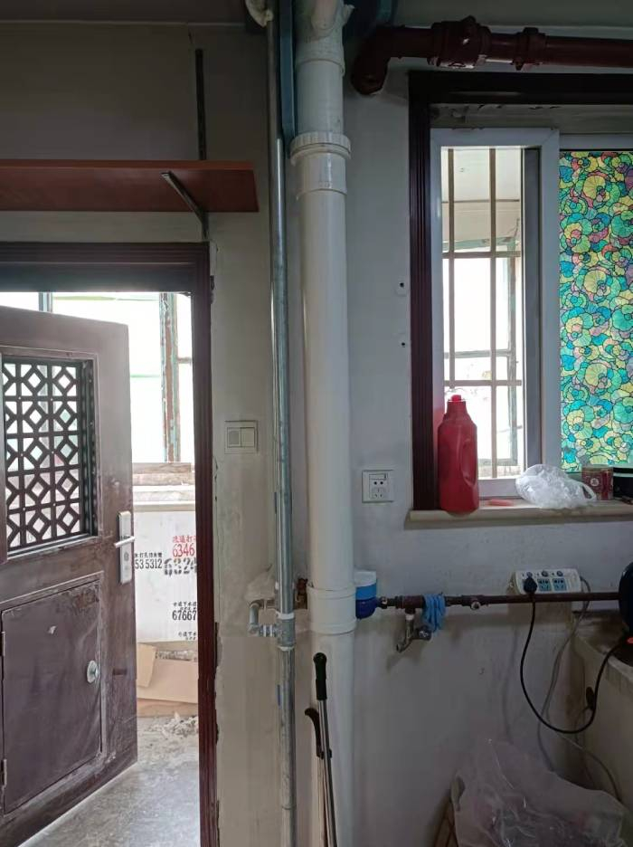 广外南街东院居民家，原来生锈的金属管道已完成更换。 于丽丽 摄