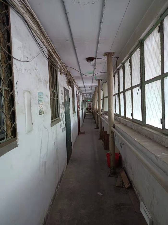 广外南街东院改造之前的走廊。 于丽丽 摄