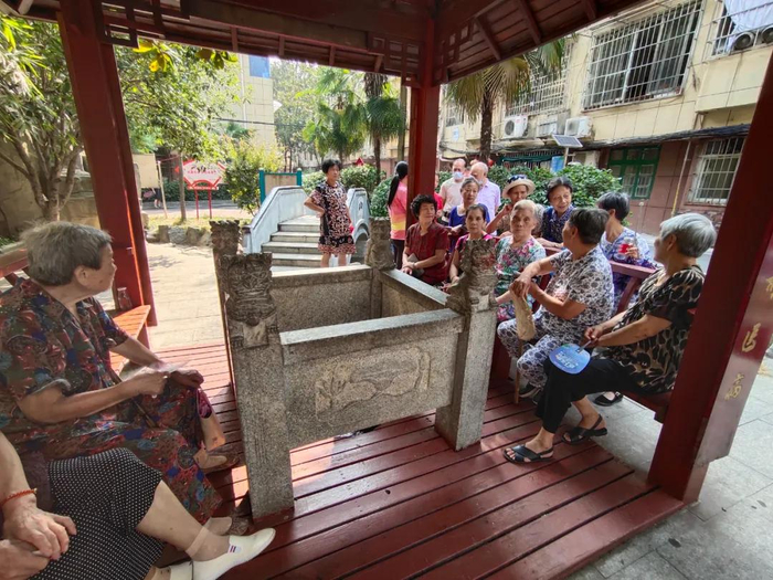 衡阳市雁峰区天马山街道苏眼井小院的居民在凉亭旁休憩