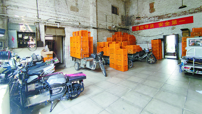 用于临时存放面包的库房内，不少电动车在此停放并充电。