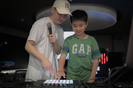 （学院开放日为小朋友提供近距离接触电子音乐的机会）
