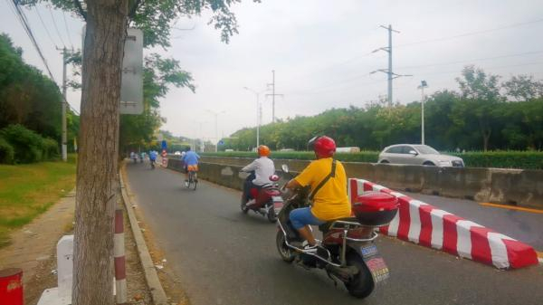△不少业主从西门出来后，直接沿着曹安公路逆行。