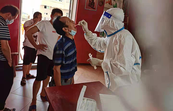 莆田学院医学生协助核酸取样检测。