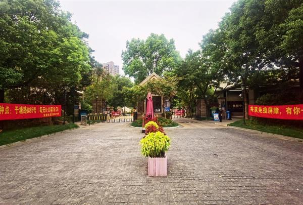 △别墅区的南门口。