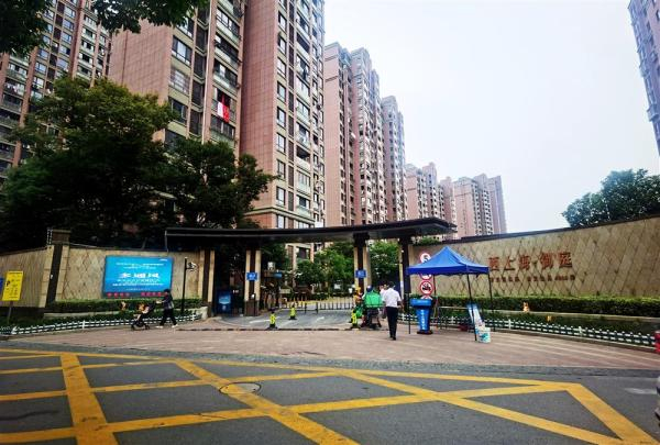 △高层小区进出的西门口。
