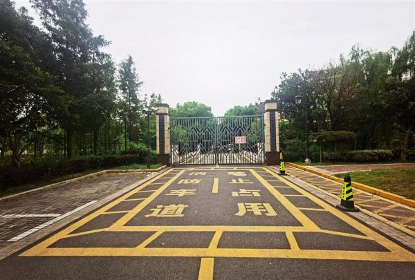 △铁门隔断了高层和别墅之间唯一的通道。