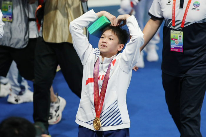 全红婵全运赛场比心。