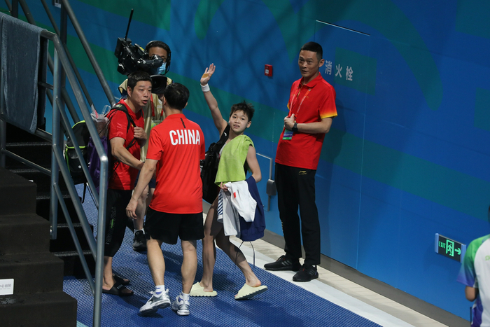 全红婵挥别观众。