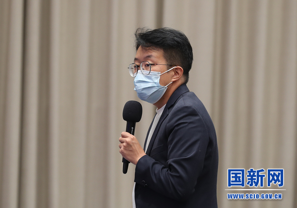 凤凰卫视记者提问（栾海军 摄）