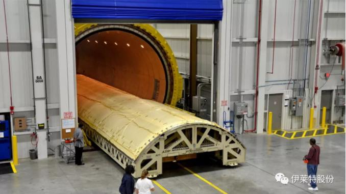 送入热压罐的飞机部件