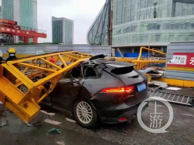 ▲9月14日，江苏昆山，一辆私家车被倒塌的高压旋喷桩机砸中，车辆严重变形。图片来源/受访者供图