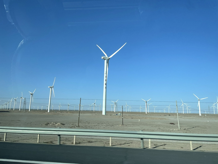 欣欣向荣的玉门新城，巨大的风力发电机像一个个白色巨人，环绕着城市。新京报记者 苑苏文摄