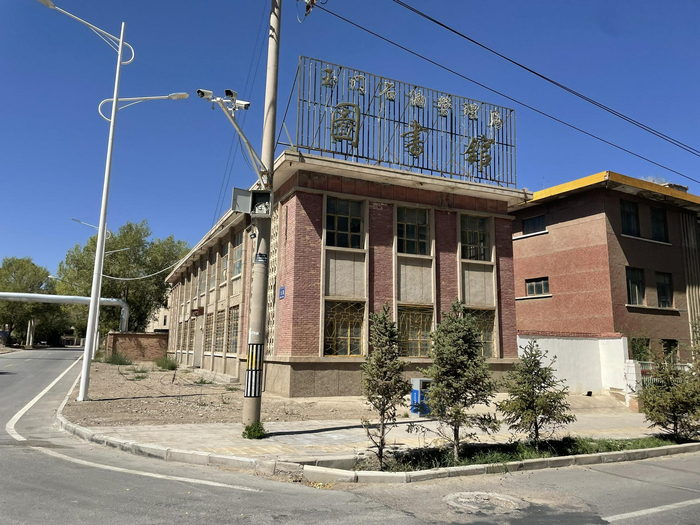 座落在老市区的图书馆，斑驳的外墙记录着历史。新京报记者 苑苏文摄