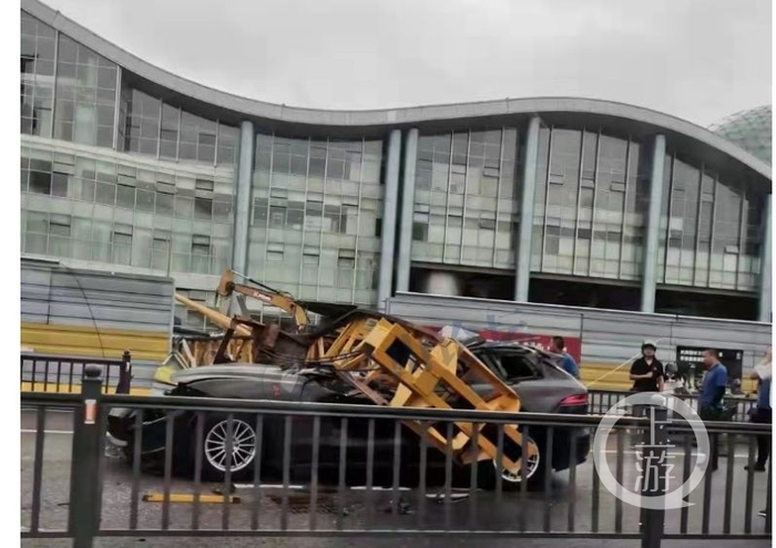 ▲9月14日，江苏昆山地铁施工现场，一辆私家车被倒塌的高压旋喷桩机砸中。图片来源/受访者供图