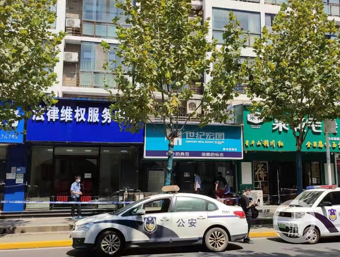 ▲9月13日，武汉东湖高新区新竹路，法律维权服务中心外停有警车，案发现场已被封锁。摄影/上游新闻记者 沈度