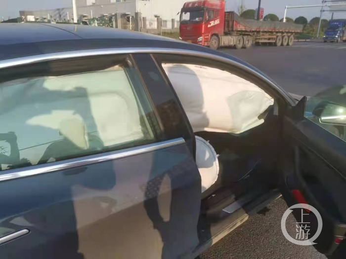 ▲车主易女士称，8月30日下午，其驾驶特斯拉在没有物理碰撞的情况下，通过一处红绿灯时气囊全部炸开。图片来源/受访者供图