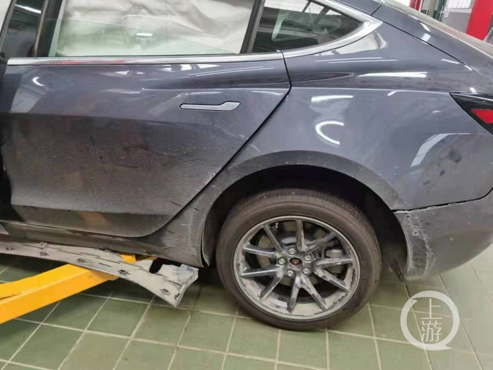 ▲目前，易女士的特斯拉汽车仍停放在特斯拉南昌服务中心。图片来源/受访者供图