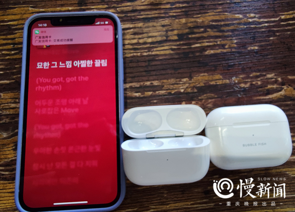 ▲和正版放在一起对比，打开的为华强北耳机