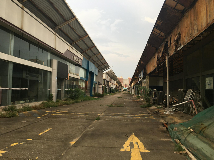 （曾经的汽车城已荒废 时代周报记者摄）