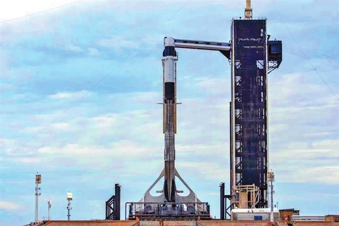  当地时间9月13日，位于佛罗里达州的肯尼迪航天中心，“猎鹰9”号火箭正蓄势待发。 图片来源：SpaceX官网
