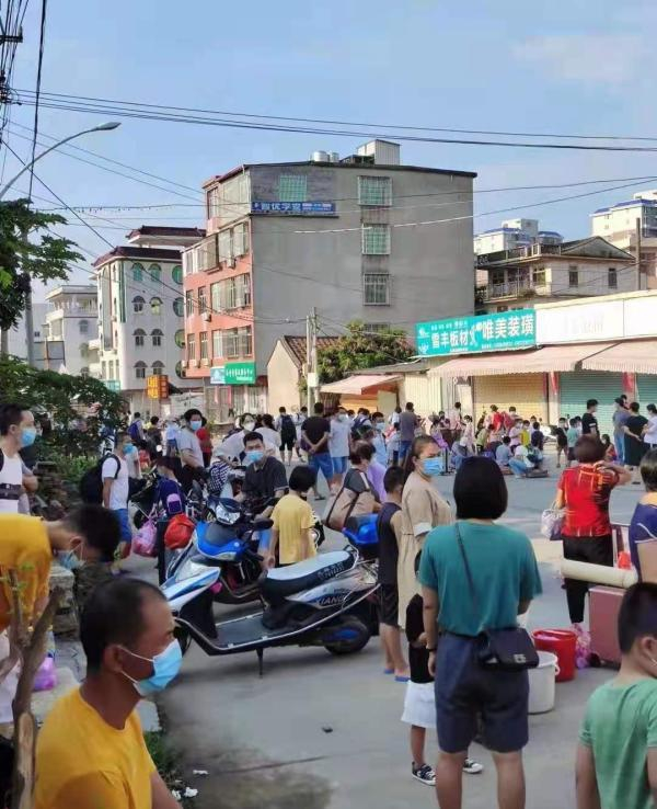 枫亭镇村民在转运至莆田市区的隔离点。受访者供图