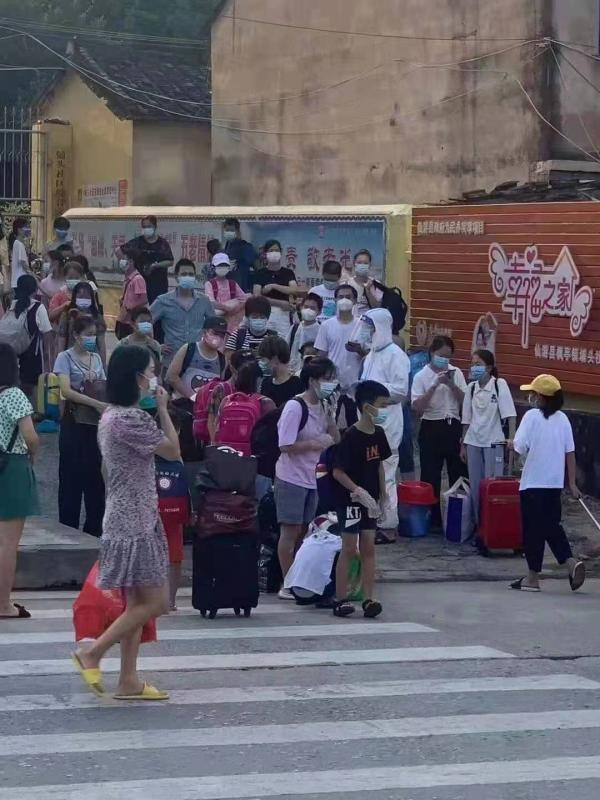 枫亭镇村民在转运至莆田市区的隔离点。受访者供图