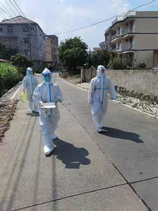 卢惠姗和学校同事在赶去为村民做核酸的路上。卢惠姗供图