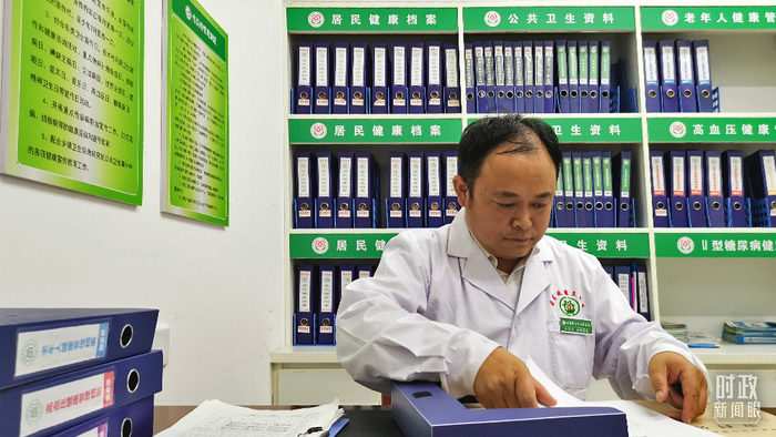 △44岁的刘军亮是郝家桥村唯一的村医。（总台央视记者王晓东拍摄）