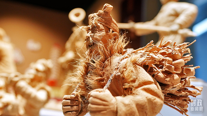 △绥德泥塑。由于陕北黄土质地松散、不易成型，工匠在和泥过程中添加蜂蜜、食用油和棉花，用来增加黄土的粘度和韧性。（总台央视记者张宇拍摄）